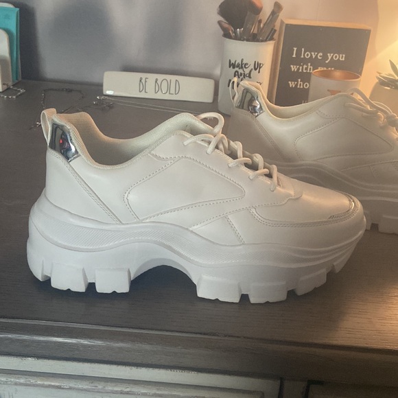 SHOES - Picture 2 of 3